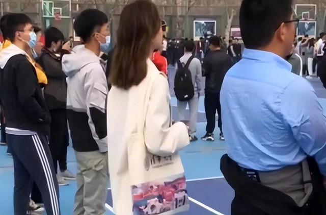 nu sinh gay bao mang xa hoi khi so huu chiec tui van nguoi me nhieu nguoi cam than co tien cung kho mua duoc 1