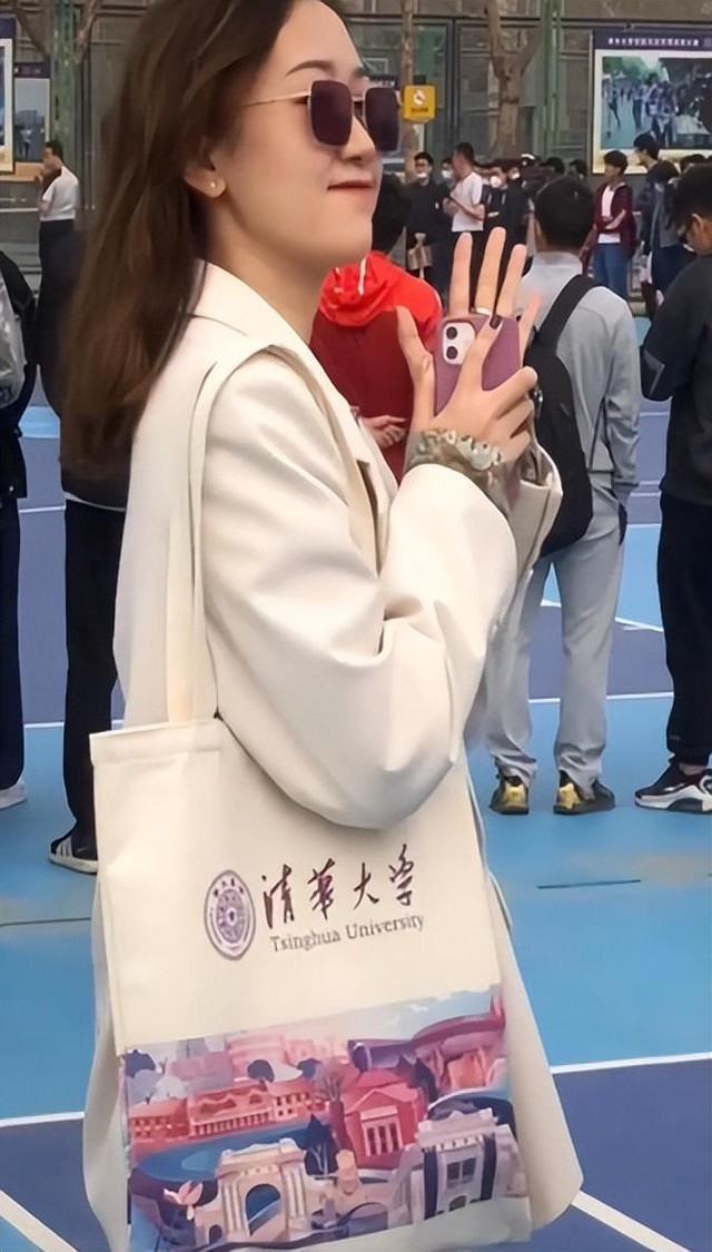 nu sinh gay bao mang xa hoi khi so huu chiec tui van nguoi me nhieu nguoi cam than co tien cung kho mua duoc 2