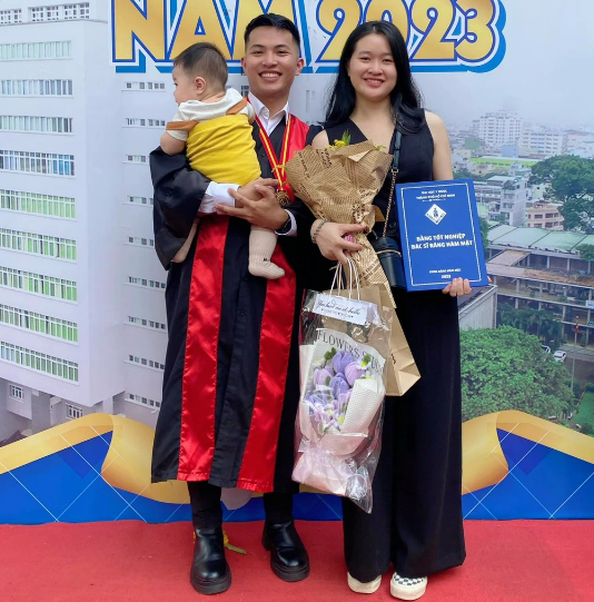 video tan bac si tp hcm be con trai nhan bang tot nghiep gay bao mang xa hoi2