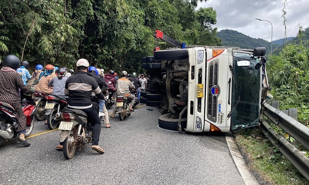 xe tai va xe khach tong nhau tren deo bao loc 6 nguoi bi thuong2