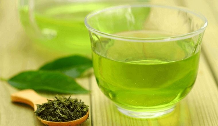 dung uong nuoc che xanh neu ban thuoc mot trong nhung nhom nguoi nay1