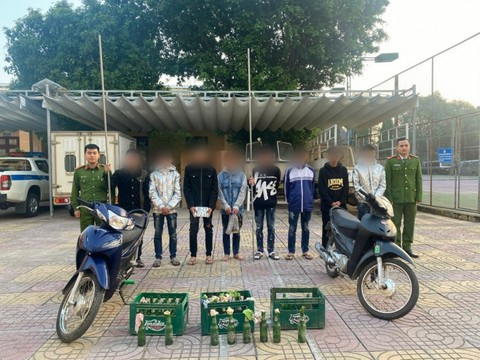 An ninh - Hình sự - Do mâu thuẫn trên mạng xã hội, nhóm thanh thiếu niên mang bom xăng, tuýp sắt đi giải quyết