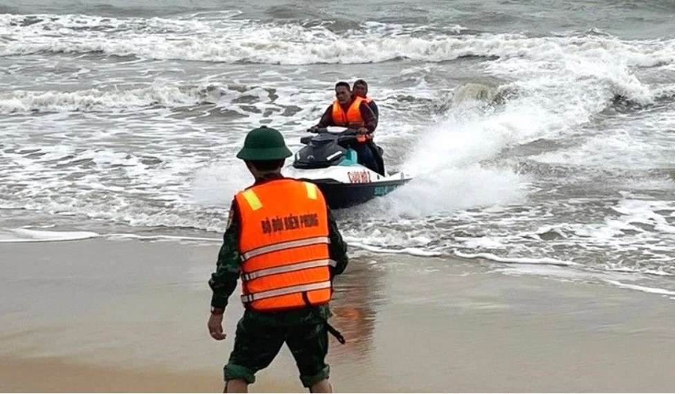 huy dong mo to nuoc ung cuu 3 ngu dan gap nan tren bien quang binh1 huy dong mo to nuoc ung cuu 3 ngu dan gap nan tren bien quang binh1