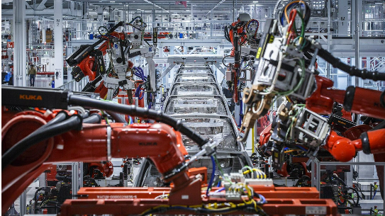 nhan chung ke lai giay phut ky su tesla bi robot tan cong gay thuong tich trong nha may2 nhan chung ke lai giay phut ky su tesla bi robot tan cong gay thuong tich trong nha may2