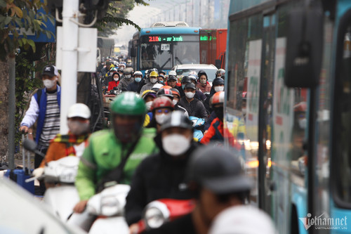 toan canh dip nghi tet duong lich 2024 xe co un un don ra cua ngo ha noi luong nguoi ve que nghi le tang2 toan canh dip nghi tet duong lich 2024 xe co un un don ra cua ngo ha noi luong nguoi ve que nghi le tang2
