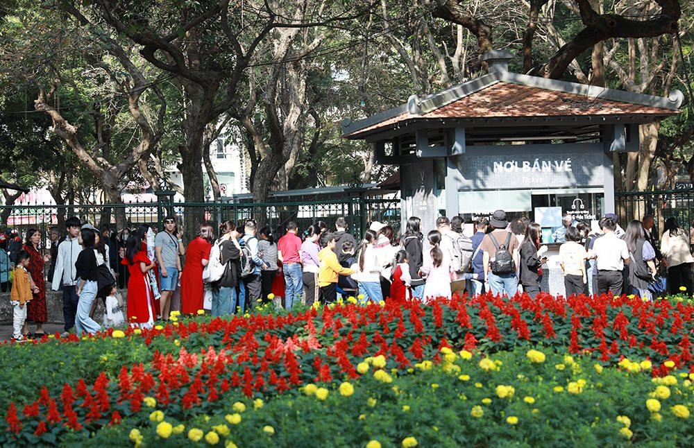 ha noi rat dong du khach den cac di tich tham quan ngay dau nam1