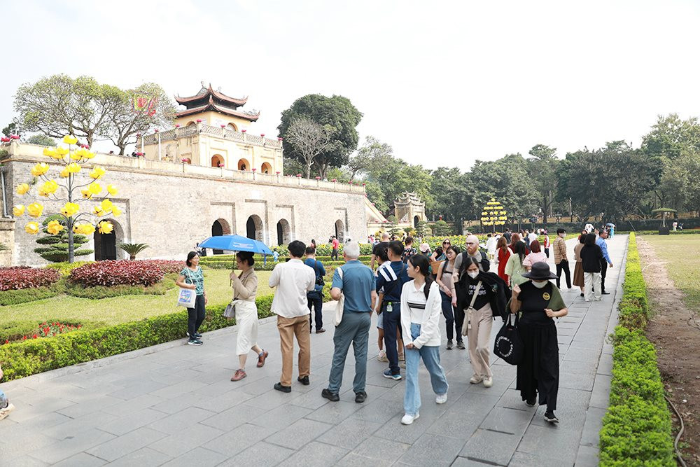 ha noi rat dong du khach den cac di tich tham quan ngay dau nam6