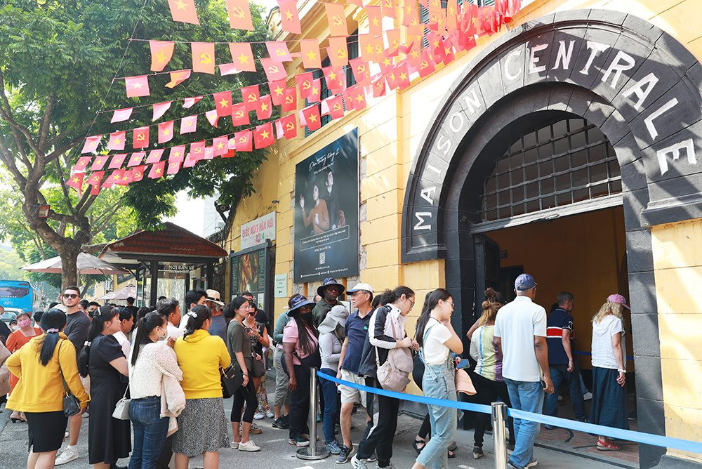 ha noi rat dong du khach den cac di tich tham quan ngay dau nam9