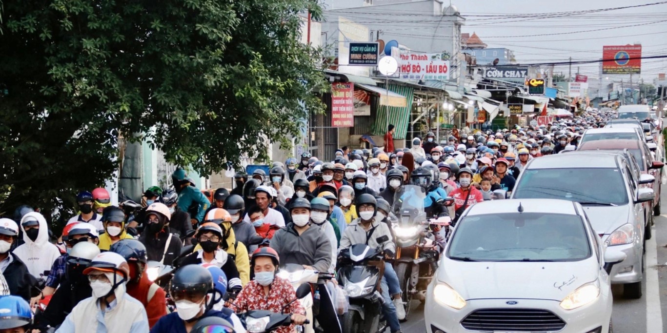 hang nghin phuong tien voi do dac linh kinh noi duoi nhau tro lai tp hcm tai xe tranh thu an pho luc cho pha9