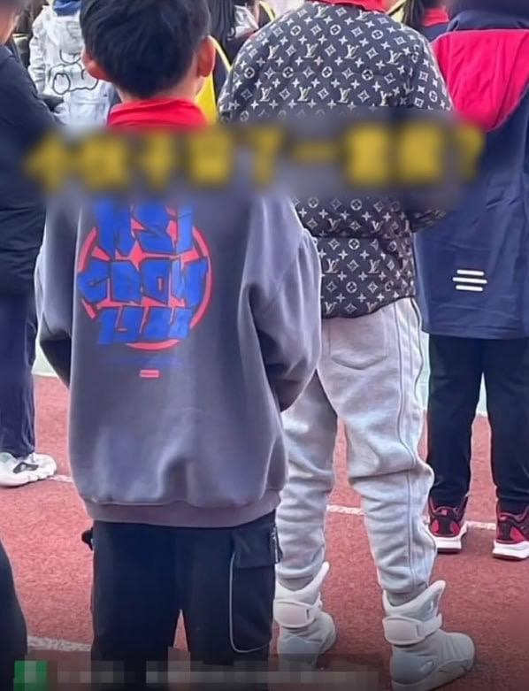 cu dan mang phat sot truoc outfit den truong cua mot hoc sinh tieu hoc gia suong suong mot can chung cu 1
