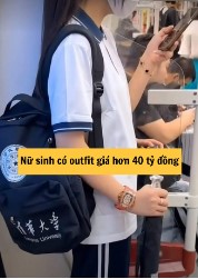 cu dan mang phat sot truoc outfit den truong cua mot hoc sinh tieu hoc gia suong suong mot can chung cu 3