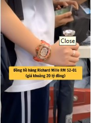 cu dan mang phat sot truoc outfit den truong cua mot hoc sinh tieu hoc gia suong suong mot can chung cu 6