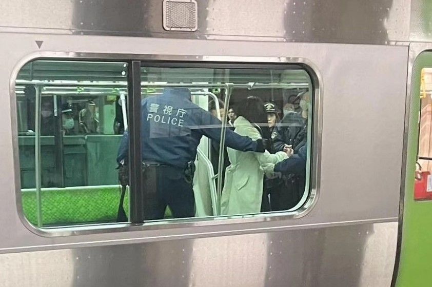 bon nguoi bi thuong trong vu dam dao hang loat tren tau dien nhat ban2 bon nguoi bi thuong trong vu dam dao hang loat tren tau dien nhat ban2