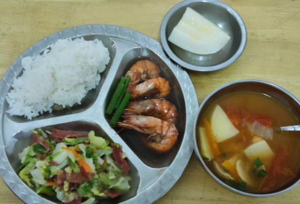 nguoi me hao hung khoe bua an o truong cua con len mang xa hoi cu dan mang voi chi ra mot dieu khien nguoi me phai suy ngam 2 nguoi me hao hung khoe bua an o truong cua con len mang xa hoi cu dan mang voi chi ra mot dieu khien nguoi me phai suy ngam 2