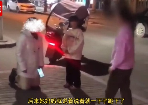 nguoi me quy goi truoc mat con gai de cau xin con hay chiu kho hoc hanh1