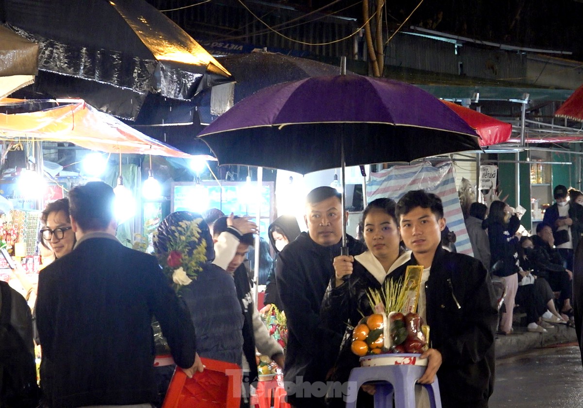 rat dong nguoi dan chen nhau vai vong tai phu tay ho luc 0h ngay mung 1 am lich cuoi cung cua nam1 rat dong nguoi dan chen nhau vai vong tai phu tay ho luc 0h ngay mung 1 am lich cuoi cung cua nam1