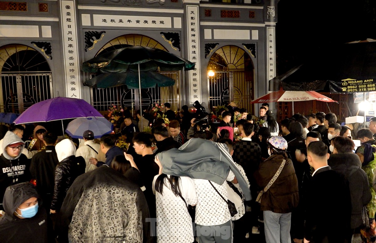 rat dong nguoi dan chen nhau vai vong tai phu tay ho luc 0h ngay mung 1 am lich cuoi cung cua nam6 rat dong nguoi dan chen nhau vai vong tai phu tay ho luc 0h ngay mung 1 am lich cuoi cung cua nam6