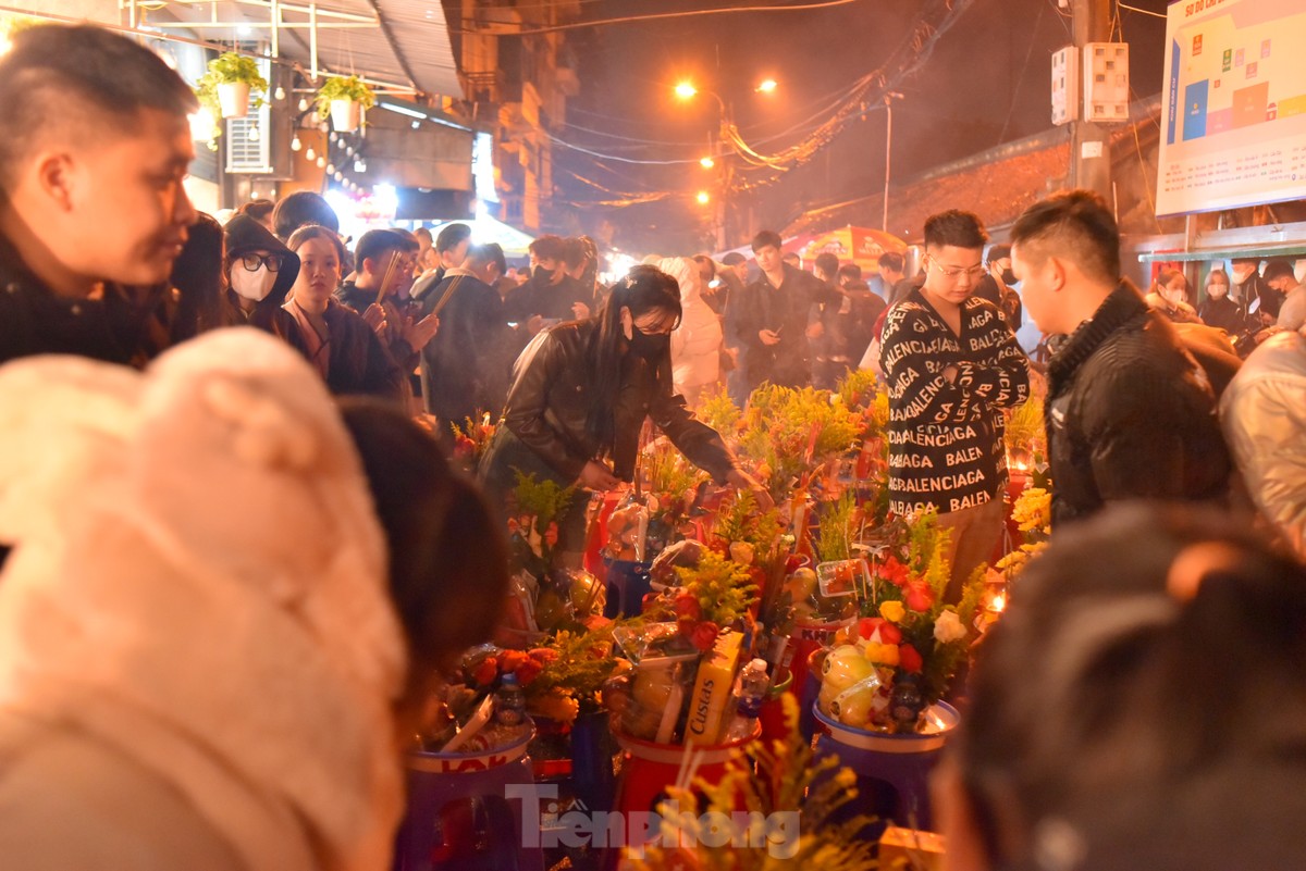 rat dong nguoi dan chen nhau vai vong tai phu tay ho luc 0h ngay mung 1 am lich cuoi cung cua nam8 rat dong nguoi dan chen nhau vai vong tai phu tay ho luc 0h ngay mung 1 am lich cuoi cung cua nam8