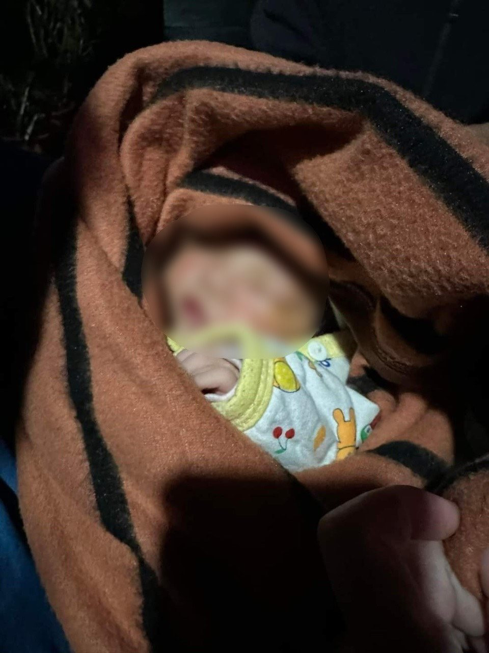 nguoi dan phat hien mot be gai so sinh bi bo roi giua dem mua ret1 nguoi dan phat hien mot be gai so sinh bi bo roi giua dem mua ret1