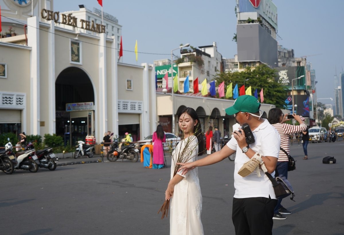 tp hcm khong khi tet bao phu thanh pho cac cua hang ban do trang tri nhuom do ca tuyen duong 11 tp hcm khong khi tet bao phu thanh pho cac cua hang ban do trang tri nhuom do ca tuyen duong 11