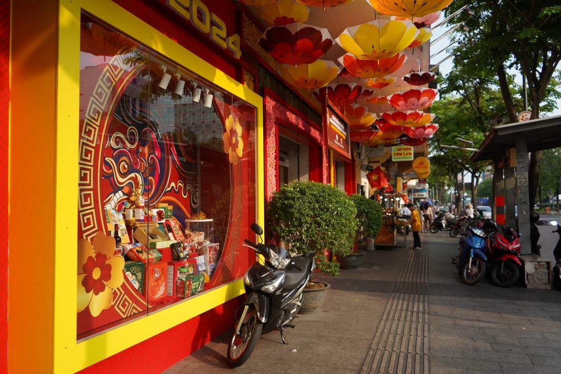 tp hcm khong khi tet bao phu thanh pho cac cua hang ban do trang tri nhuom do ca tuyen duong 12 tp hcm khong khi tet bao phu thanh pho cac cua hang ban do trang tri nhuom do ca tuyen duong 12