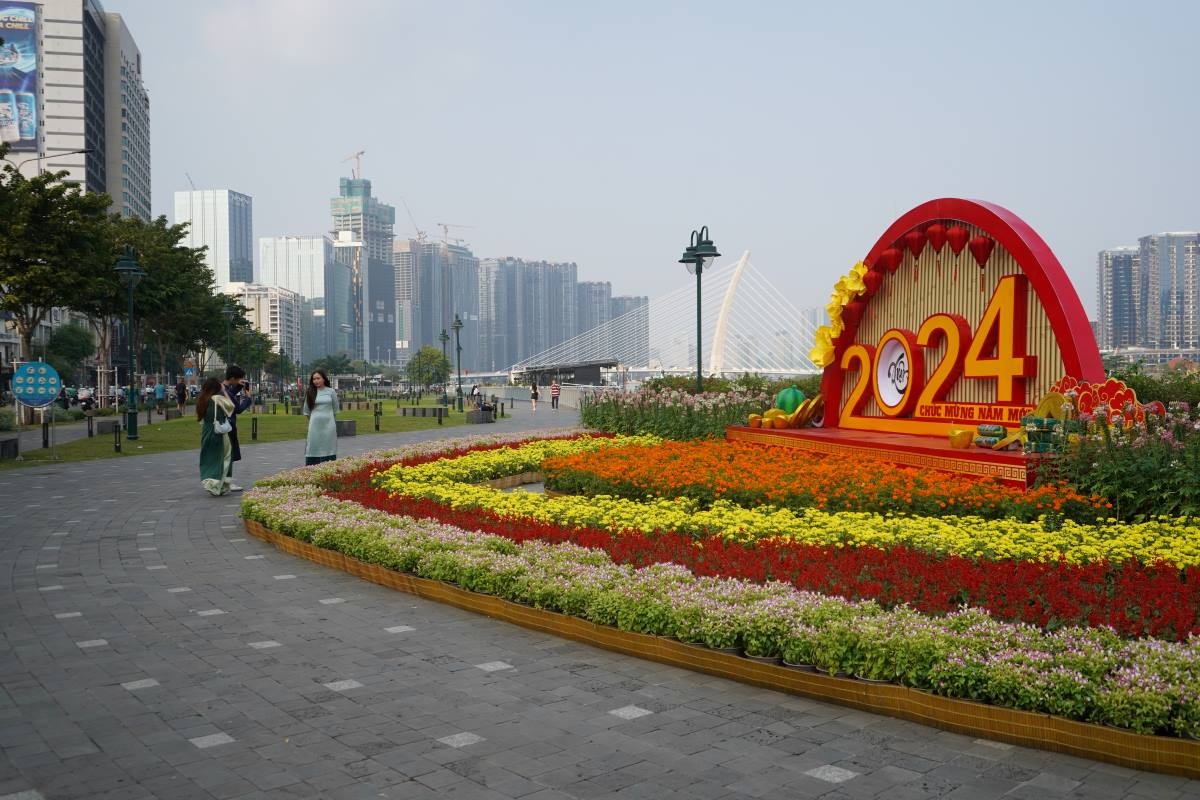 tp hcm khong khi tet bao phu thanh pho cac cua hang ban do trang tri nhuom do ca tuyen duong 14 tp hcm khong khi tet bao phu thanh pho cac cua hang ban do trang tri nhuom do ca tuyen duong 14