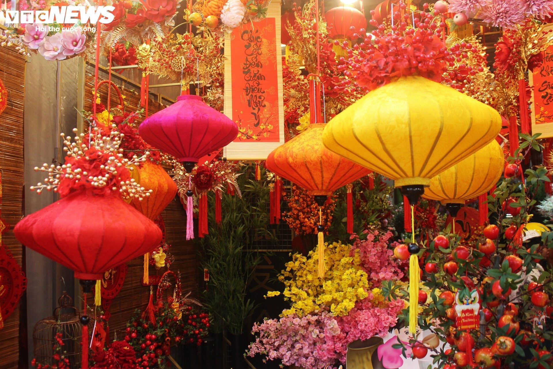 tp hcm khong khi tet bao phu thanh pho cac cua hang ban do trang tri nhuom do ca tuyen duong 4 tp hcm khong khi tet bao phu thanh pho cac cua hang ban do trang tri nhuom do ca tuyen duong 4