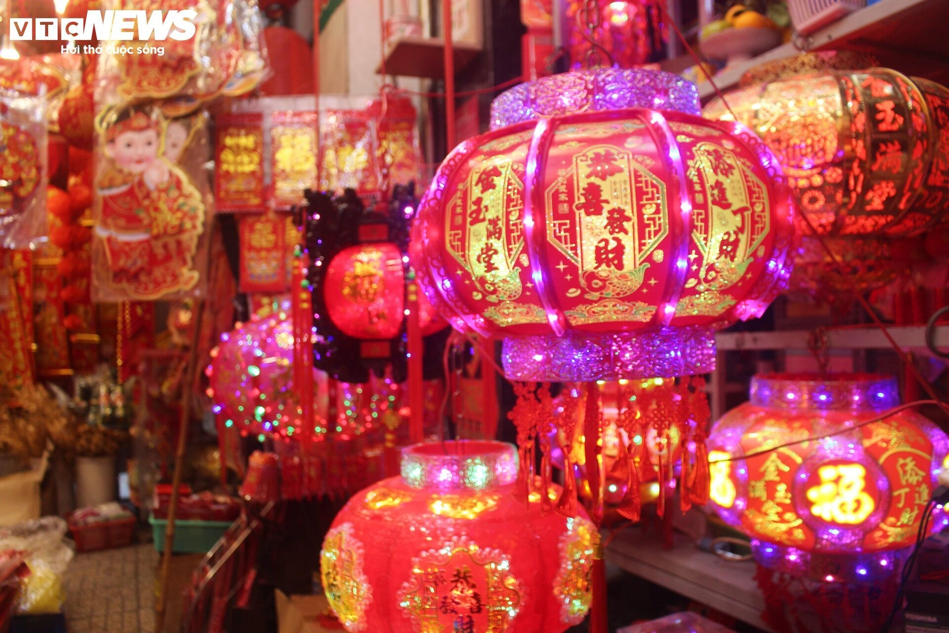 tp hcm khong khi tet bao phu thanh pho cac cua hang ban do trang tri nhuom do ca tuyen duong 5 tp hcm khong khi tet bao phu thanh pho cac cua hang ban do trang tri nhuom do ca tuyen duong 5