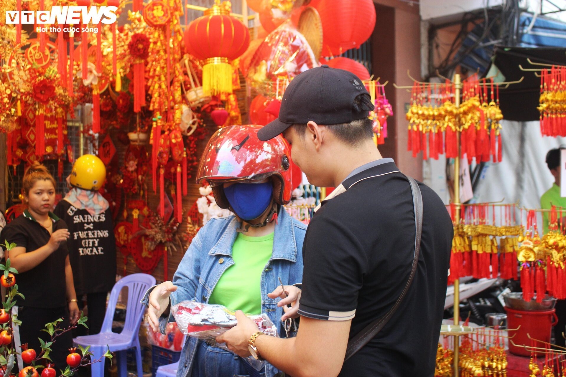 tp hcm khong khi tet bao phu thanh pho cac cua hang ban do trang tri nhuom do ca tuyen duong 7 tp hcm khong khi tet bao phu thanh pho cac cua hang ban do trang tri nhuom do ca tuyen duong 7