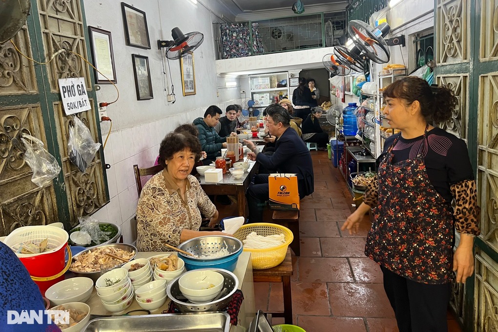 chu quan pho ha noi bi nghi duoi khach khoi quan vi ngoi xe lan noi gi 1
