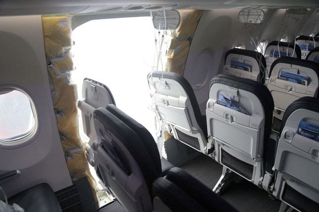 vu su co may bay boeing 737 max 9 bi bung cua tren khong hanh khach dam don kien boeing 1 vu su co may bay boeing 737 max 9 bi bung cua tren khong hanh khach dam don kien boeing 1