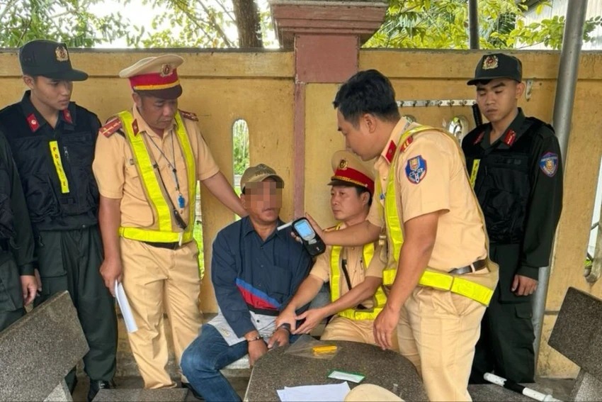 tam giu tai xe container dung dao doa canh sat giao thong khi bi yeu cau dung xe kiem tra1 tam giu tai xe container dung dao doa canh sat giao thong khi bi yeu cau dung xe kiem tra1