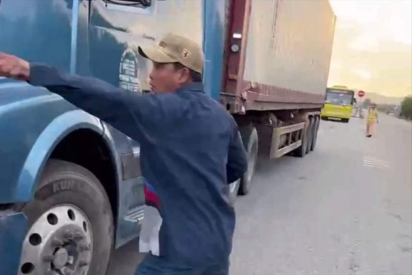 tam giu tai xe container dung dao doa canh sat giao thong khi bi yeu cau dung xe kiem tra2 tam giu tai xe container dung dao doa canh sat giao thong khi bi yeu cau dung xe kiem tra2