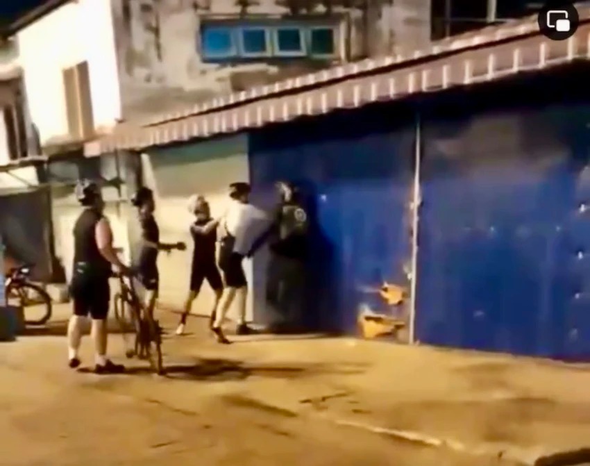 nan nhan bi nhom nguoi di xe dap hanh hung tren duong o tp thu duc noi gi 1 nan nhan bi nhom nguoi di xe dap hanh hung tren duong o tp thu duc noi gi 1
