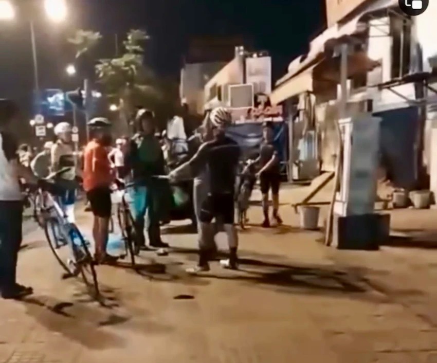 nan nhan bi nhom nguoi di xe dap hanh hung tren duong o tp thu duc noi gi 2 nan nhan bi nhom nguoi di xe dap hanh hung tren duong o tp thu duc noi gi 2