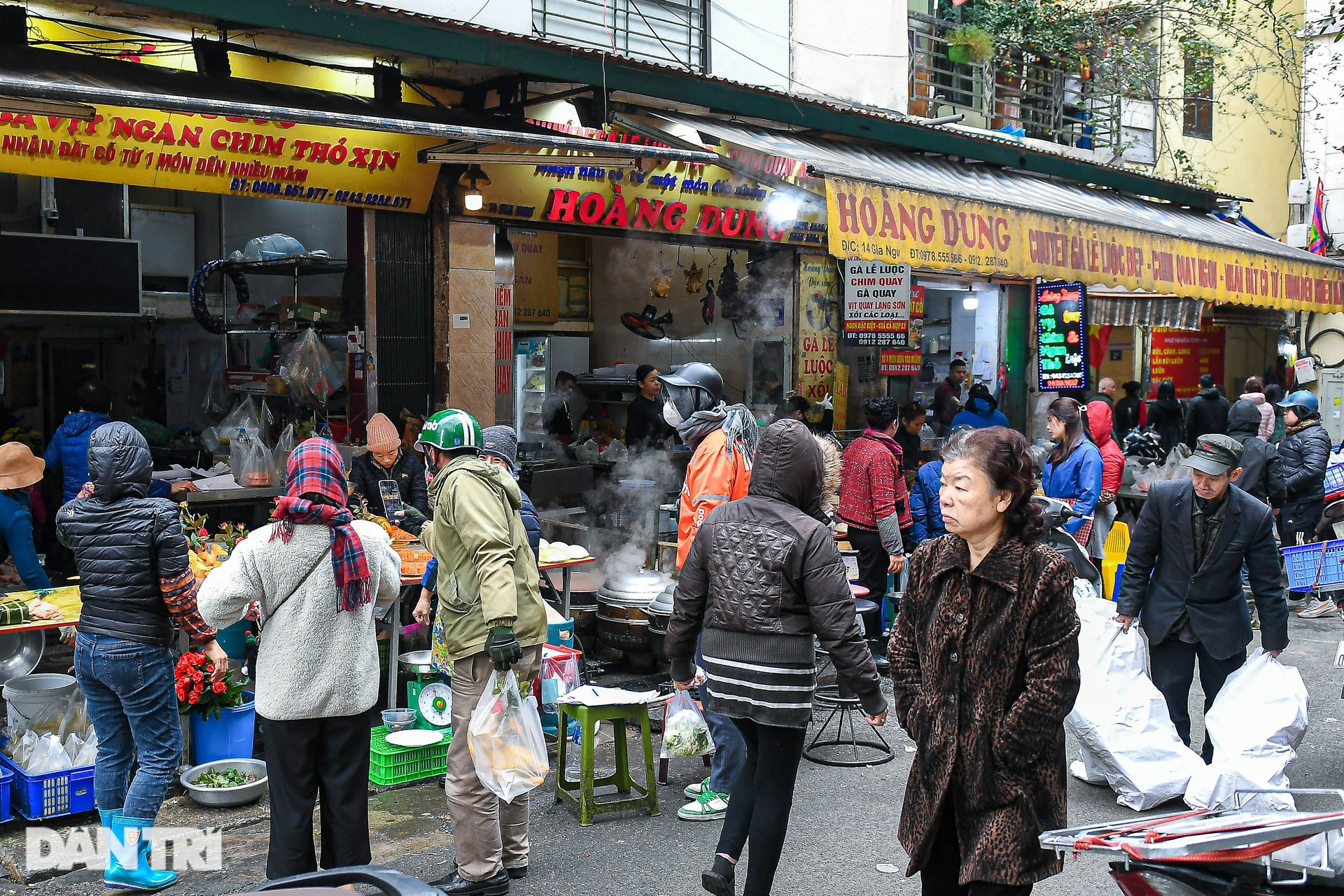 ha noi nguoi dan xep hang dai cho mua ga ngam hoa hong o khu cho nha giau 1