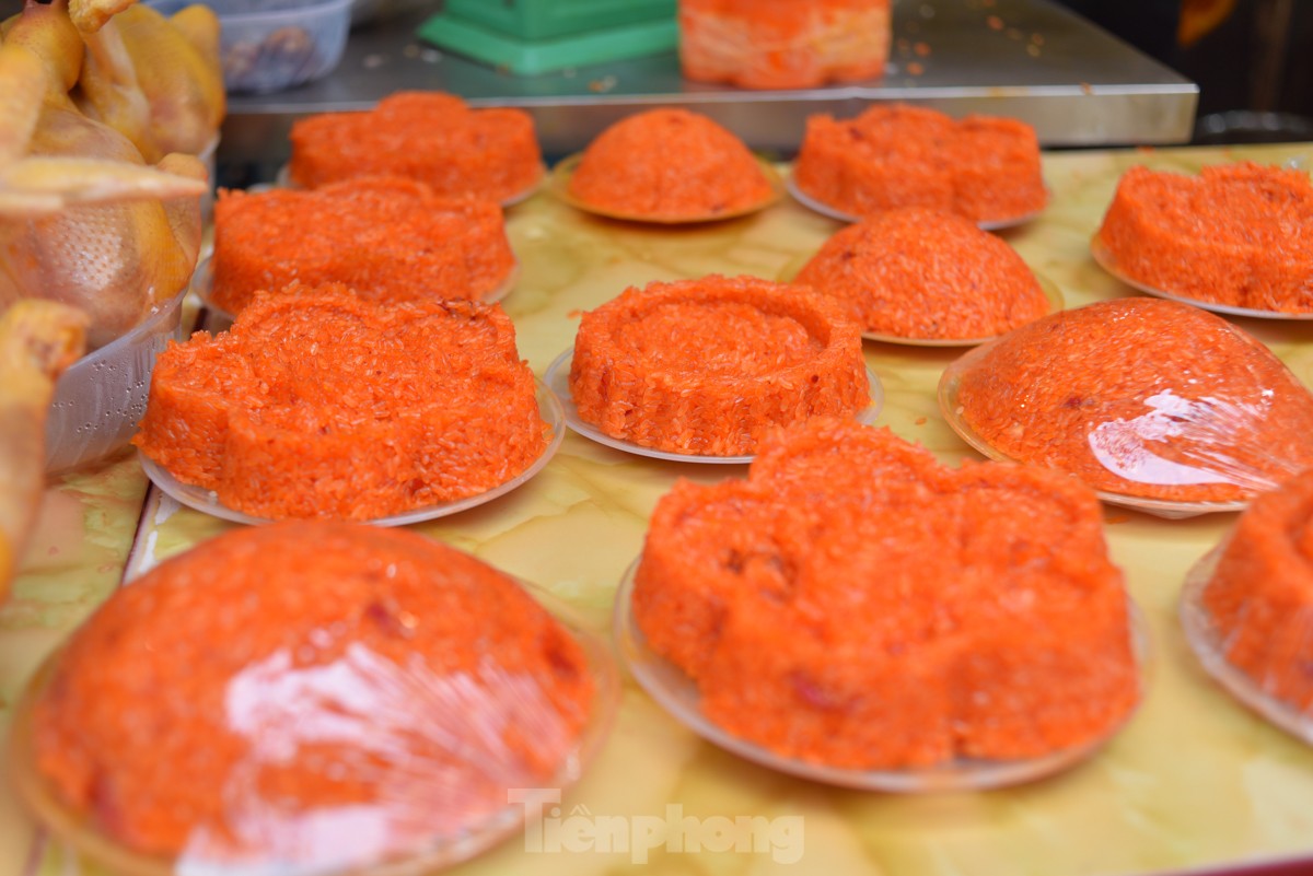 ha noi nguoi dan xep hang dai cho mua ga ngam hoa hong o khu cho nha giau 10