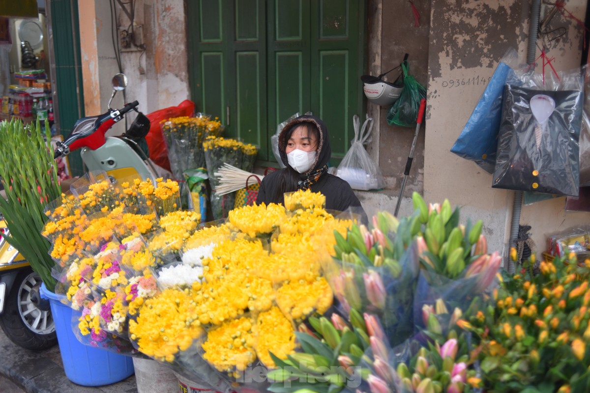 ha noi nguoi dan xep hang dai cho mua ga ngam hoa hong o khu cho nha giau 11