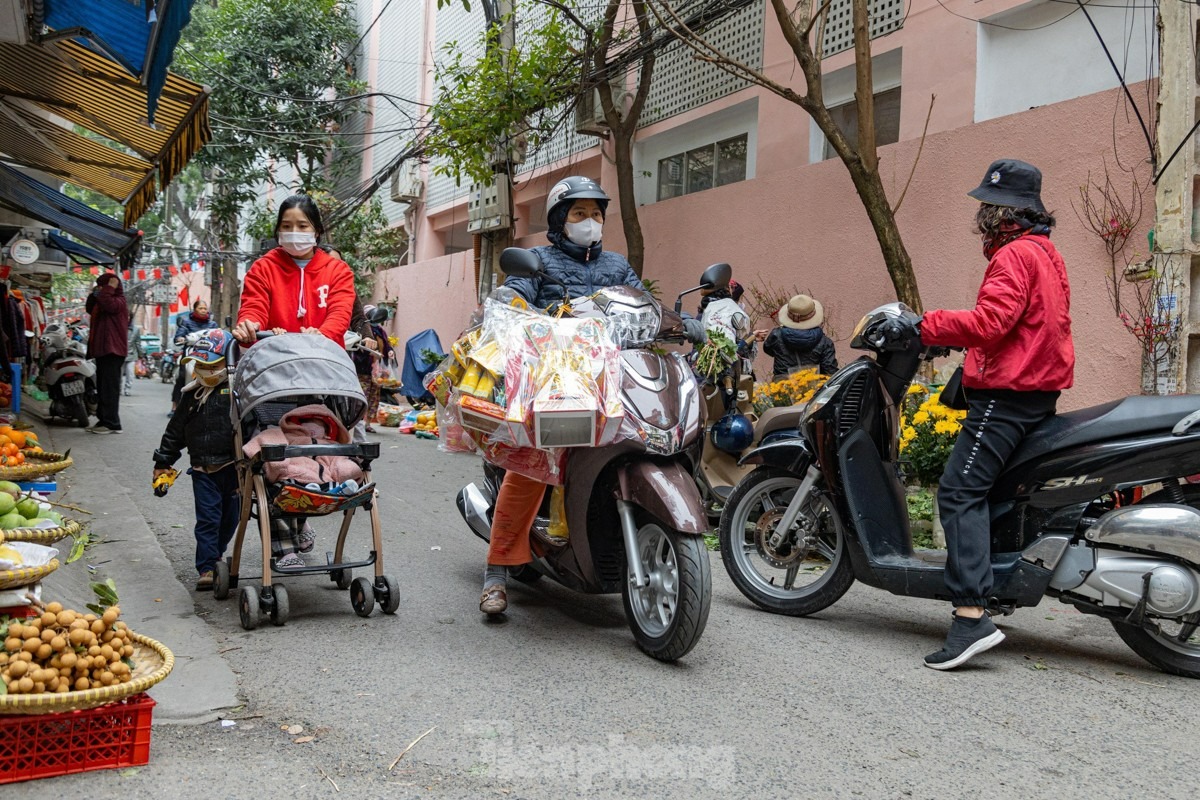 ha noi nguoi dan xep hang dai cho mua ga ngam hoa hong o khu cho nha giau 12