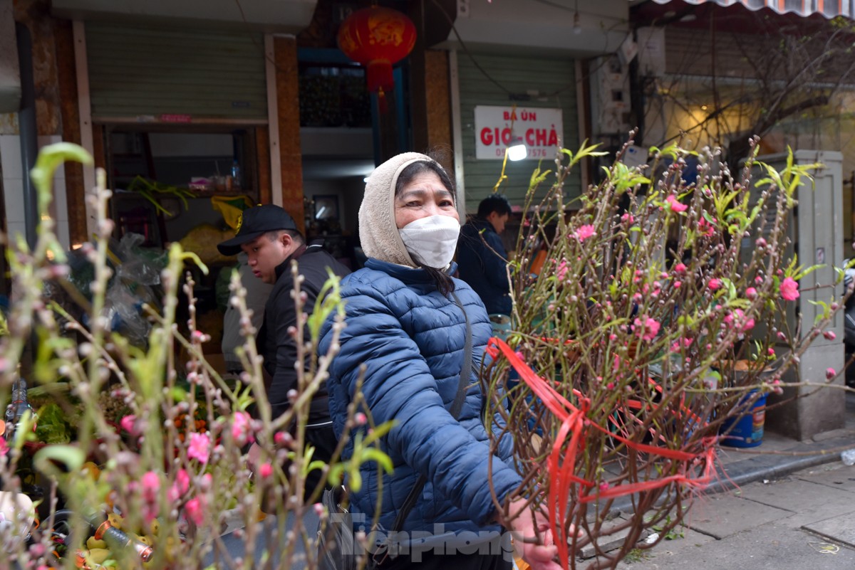 ha noi nguoi dan xep hang dai cho mua ga ngam hoa hong o khu cho nha giau 13