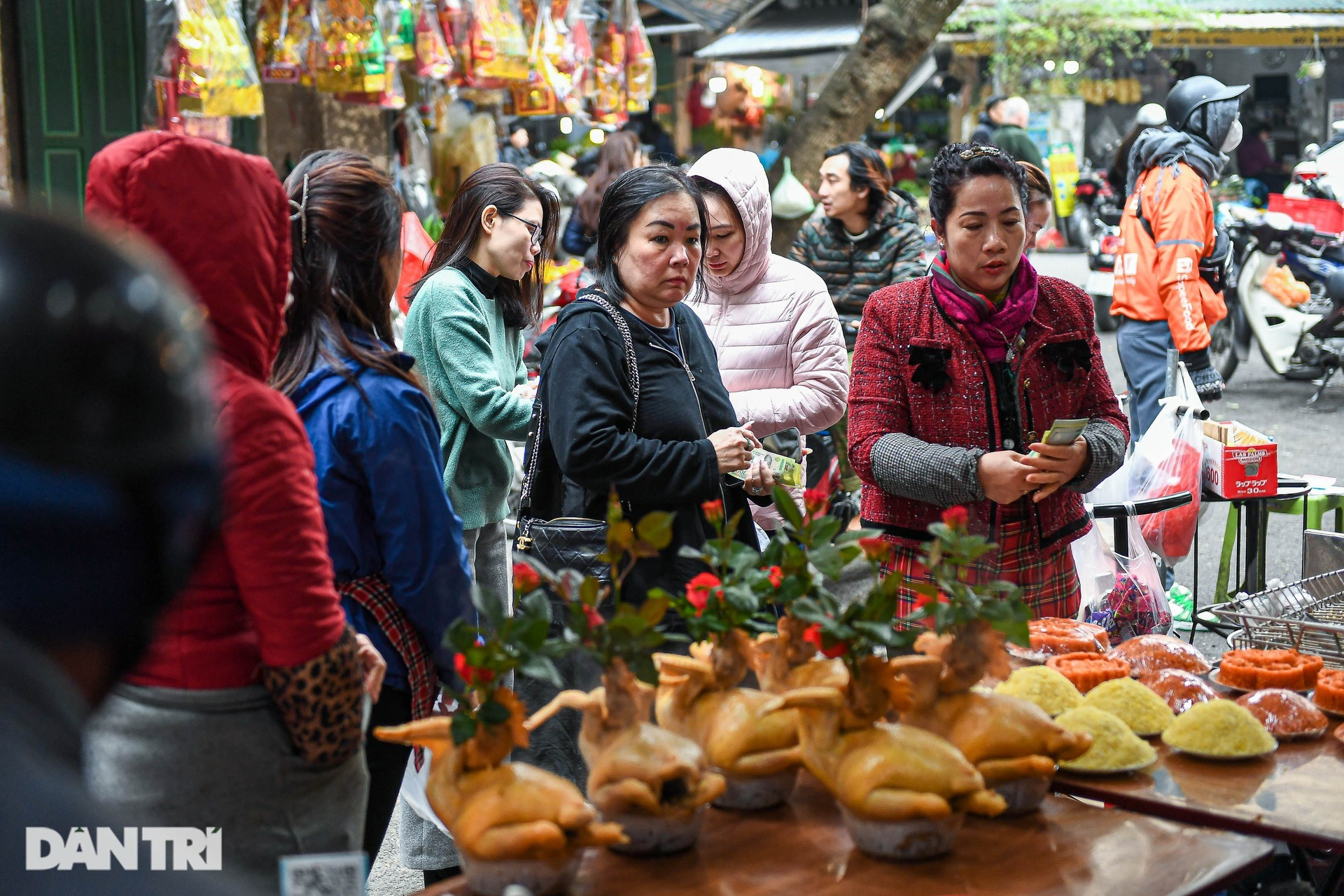 ha noi nguoi dan xep hang dai cho mua ga ngam hoa hong o khu cho nha giau 2