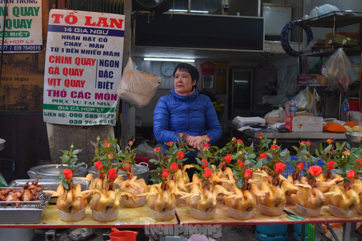 ha noi nguoi dan xep hang dai cho mua ga ngam hoa hong o khu cho nha giau 7