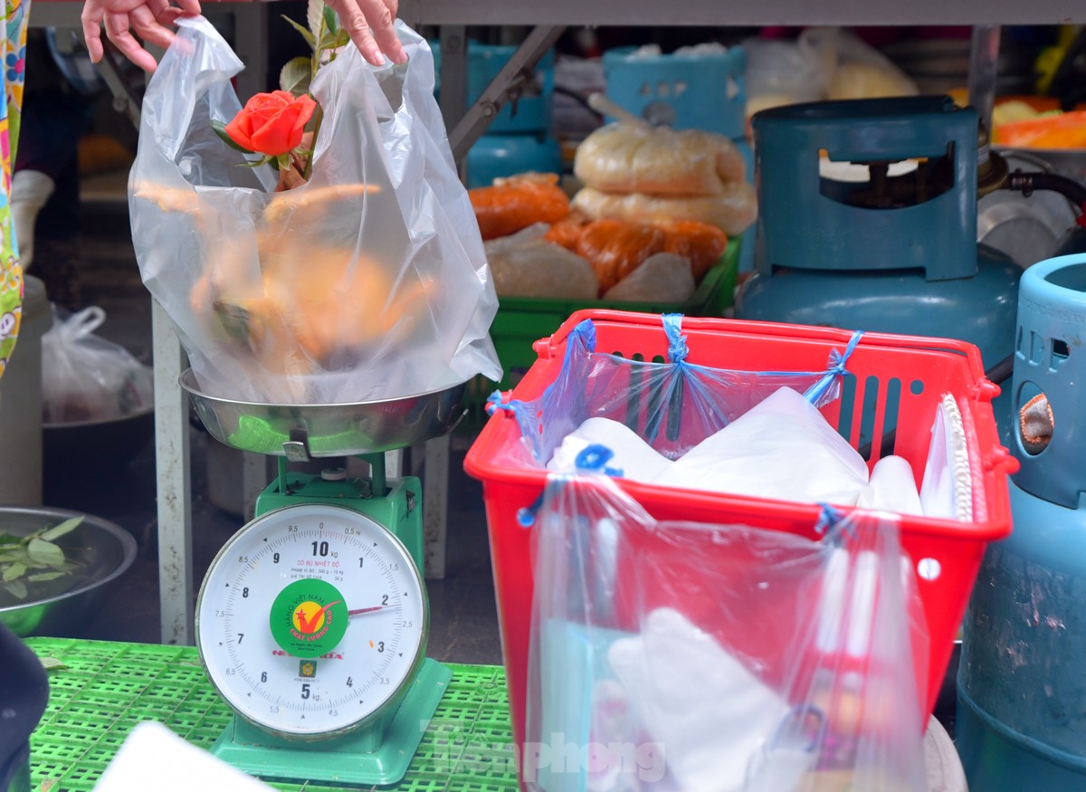 ha noi nguoi dan xep hang dai cho mua ga ngam hoa hong o khu cho nha giau 9