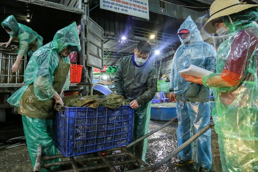 net dep lao dong tieu thuong cho ca ngam tay tran trong nuoc lanh khieng da suot dem muu sinh trong thoi tiet gia ret 9 do c o ha noi6