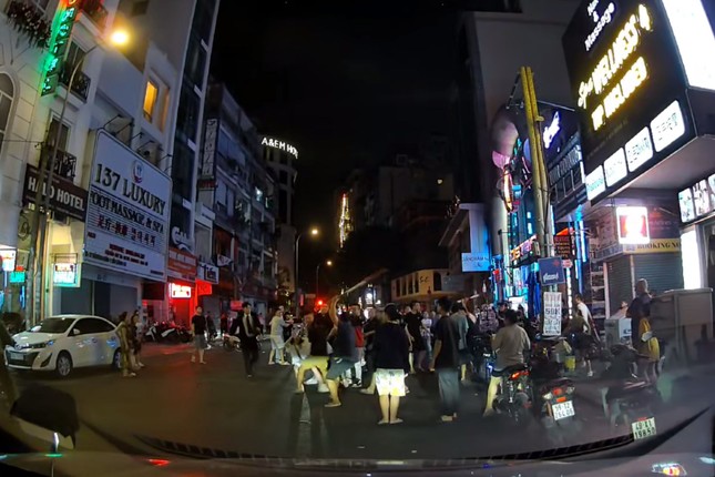 dieu tra vu 2 nhom nam nu gan 20 nguoi dung gay goc au da truoc quan bar o tp hcm1