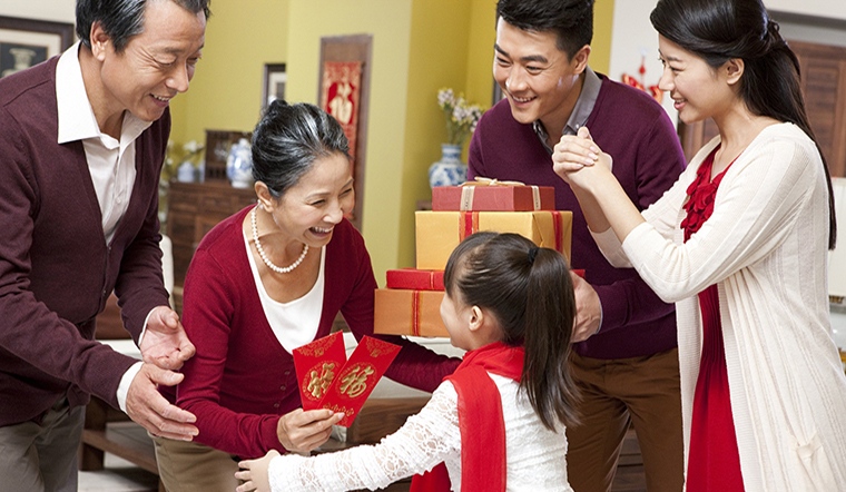 vi sao co tuc li xi trong ngay dau xuan nam moi 2