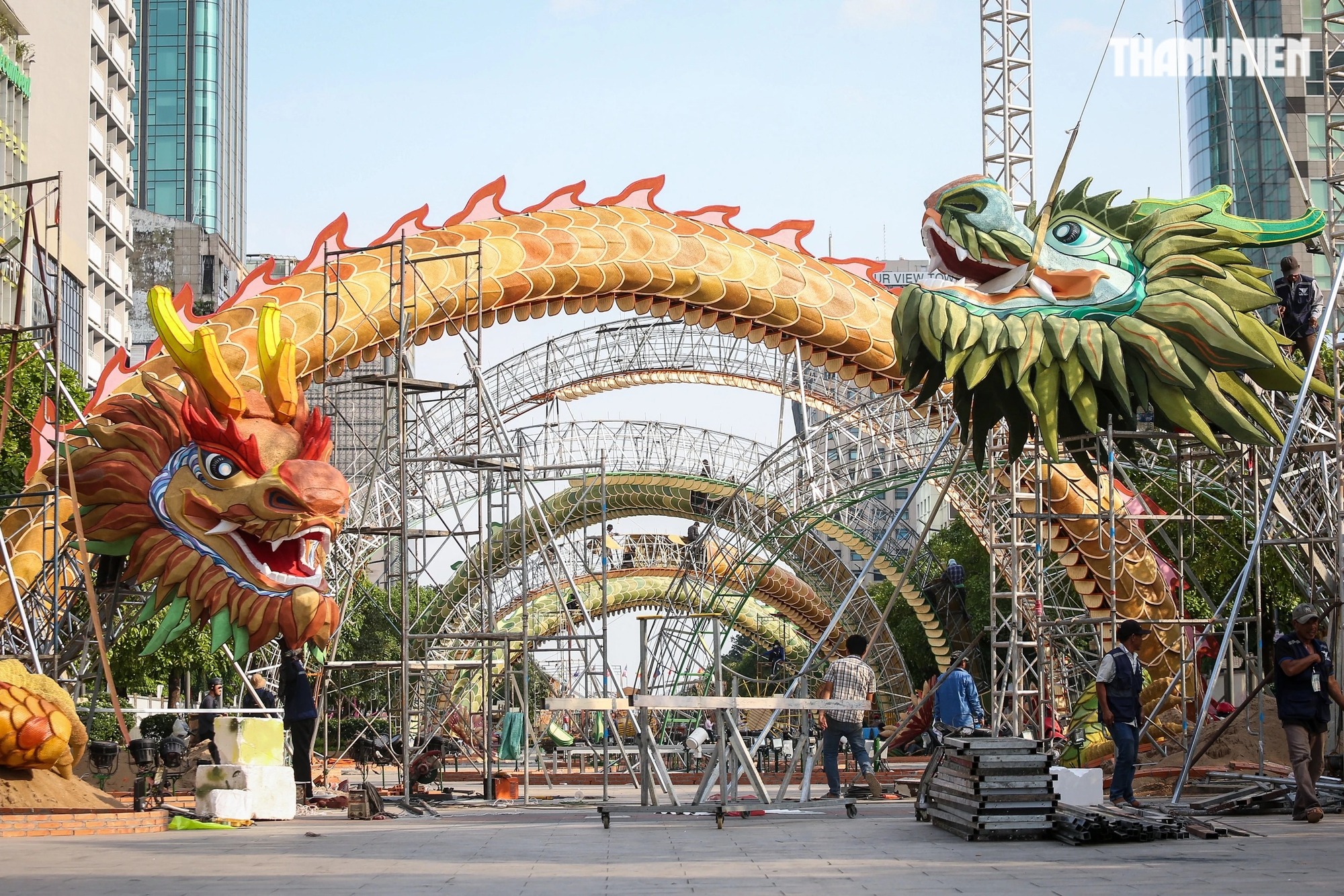 chiem nguong can canh linh vat rong tren duong hoa nguyen hue tp hcm1 chiem nguong can canh linh vat rong tren duong hoa nguyen hue tp hcm1