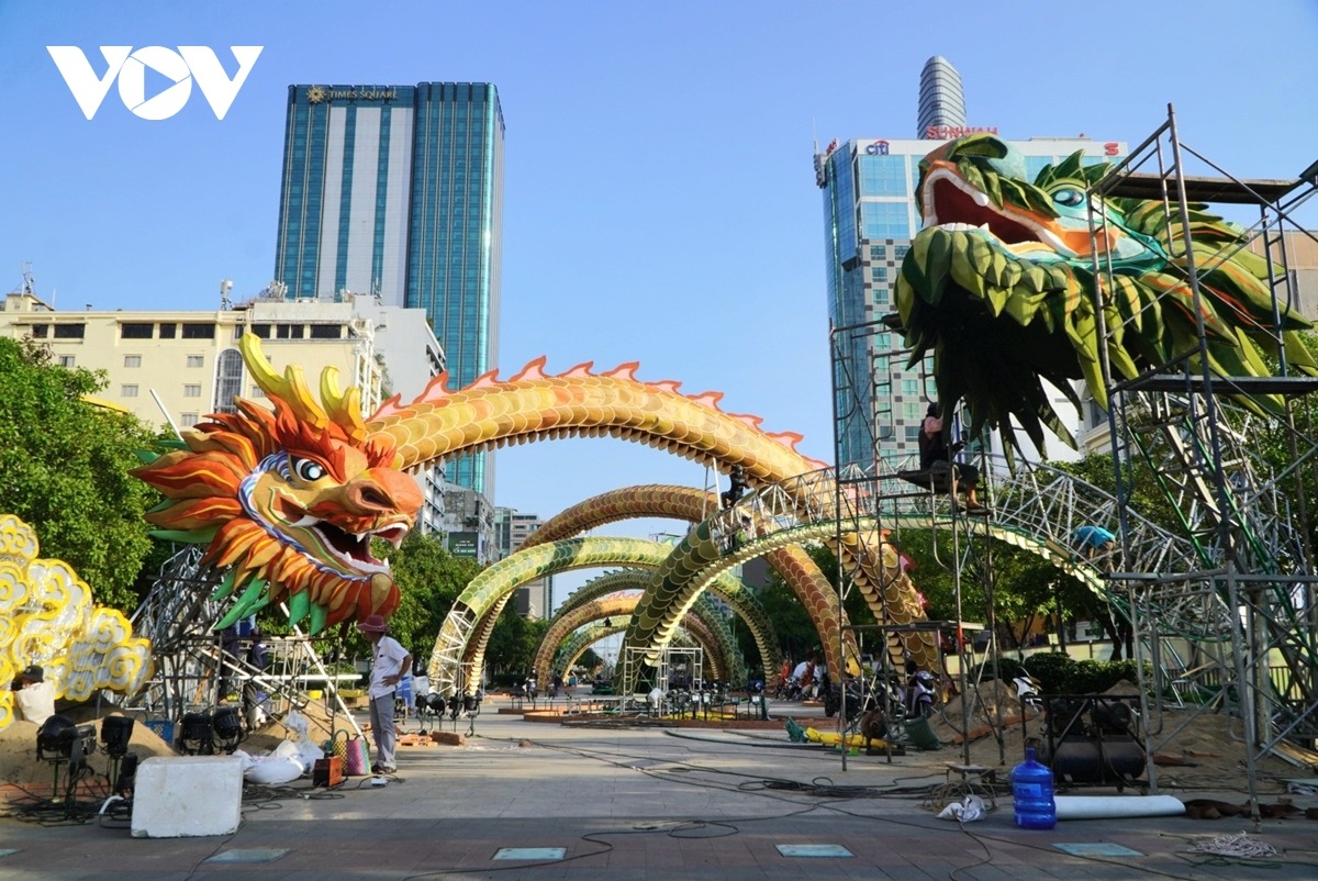 chiem nguong can canh linh vat rong tren duong hoa nguyen hue tp hcm6 chiem nguong can canh linh vat rong tren duong hoa nguyen hue tp hcm6