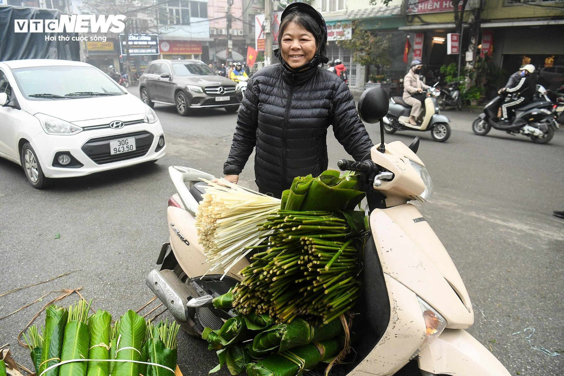 cho la dong giua long ha noi nhon nhip nguoi mua ke ban10