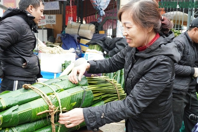 cho la dong giua long ha noi nhon nhip nguoi mua ke ban4
